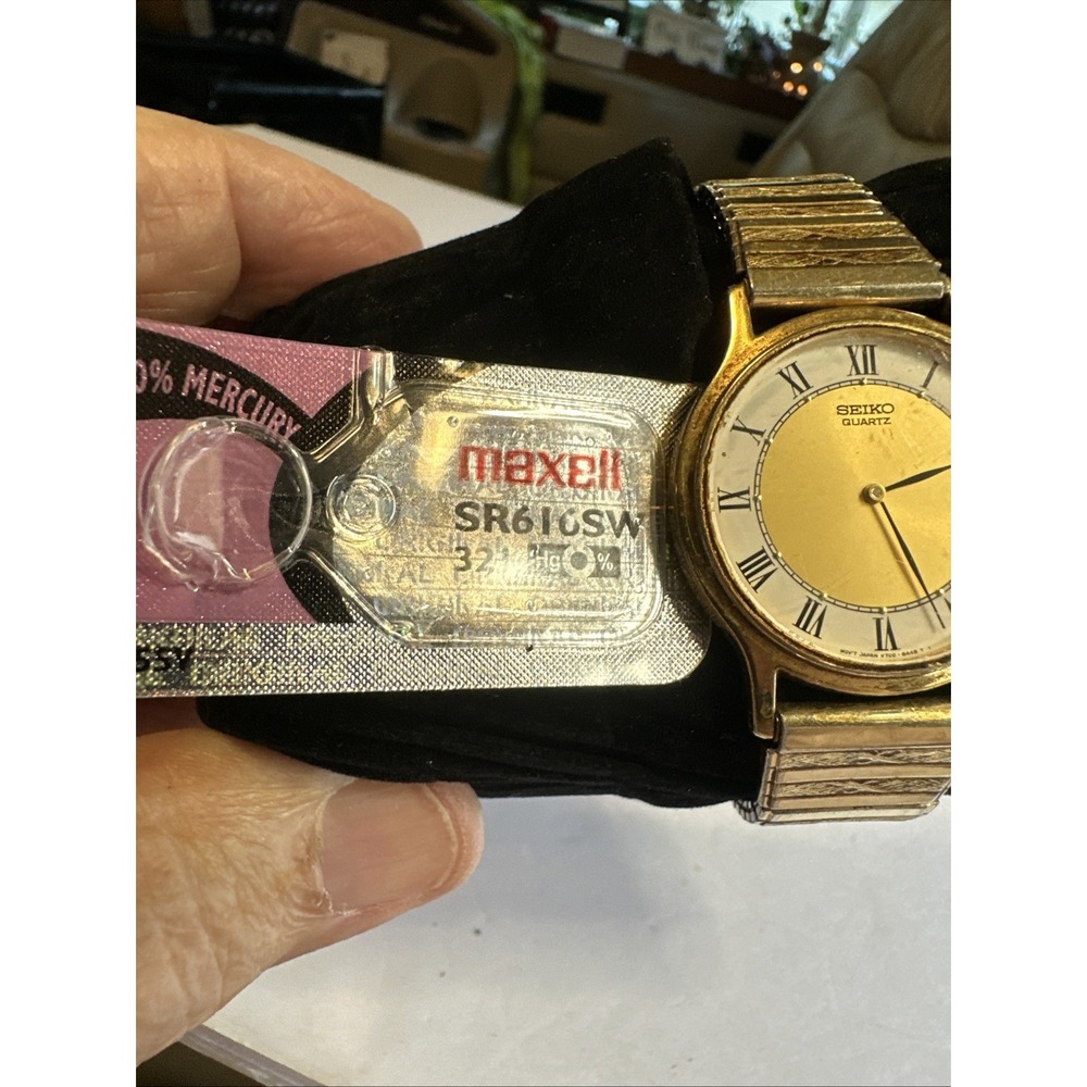 VTG. Men's Seiko 34mm Gold Tone w/ Roman Numerals Quartz Watch V700-8A19 - Picture 5 of 5